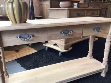 Oude landelijke sidetable beschikbaar voor biedingen