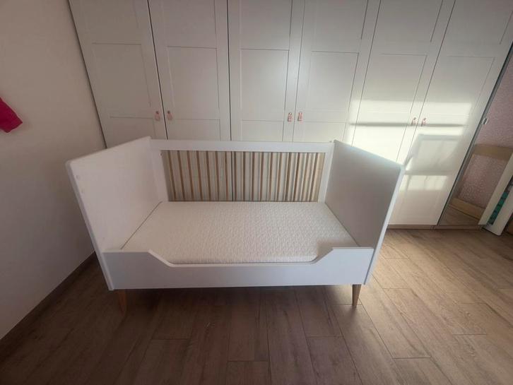 Baby/peuterbed, Kinderen en Baby's, Kinderkamer | Bedden, Zo goed als nieuw, 140 tot 160 cm, 70 tot 85 cm, Lattenbodem, Matras