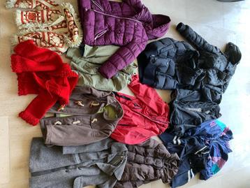 lot de vêtements pour enfants (chaussures et vestes)