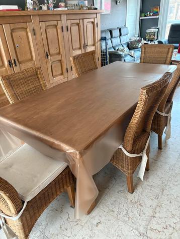 Licht eiken tafel met 6 stoelen beschikbaar voor biedingen