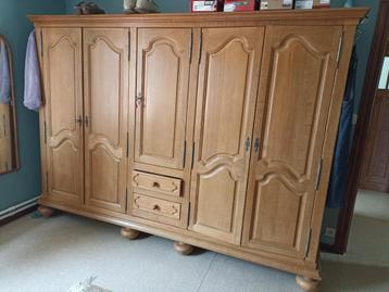 kleerkast beschikbaar voor biedingen