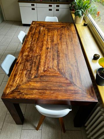Houten eettafel beschikbaar voor biedingen