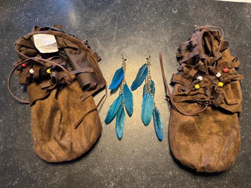 Indianen slippers bruin en oorringen met veren, Hobby & Loisirs créatifs, Articles de fête, Neuf, Article de fête, Enlèvement ou Envoi