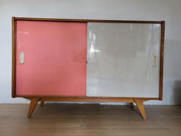 Leuke houten kast met schuifdeuren beschikbaar voor biedingen