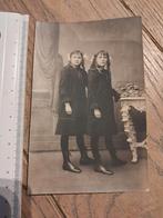 Oude foto van tweeling, Verzamelen, Ophalen of Verzenden