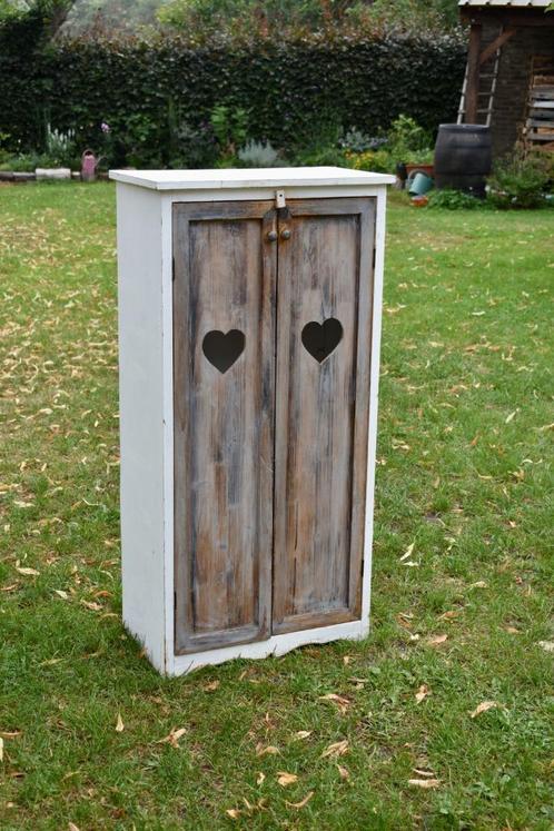 Frans brocante ladekast met hartjesdeuren, Kinderen en Baby's, Kinderkamer | Commodes en Kasten, Gebruikt, Kast, 105 cm of meer