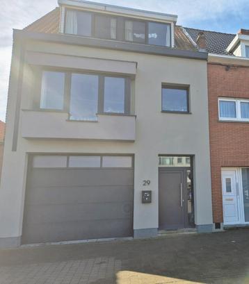 Zeer lichtrijke, instapklare woning met grote garage beschikbaar voor biedingen