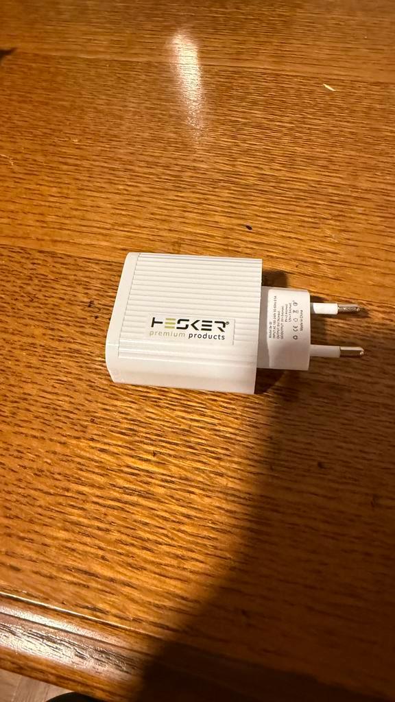 Merk: Hesker! Adapter! 4 USB Aansluitingen! Zoals Nieuw!, Télécoms, Téléphonie mobile | Chargeurs pour téléphone, Utilisé, Autres marques