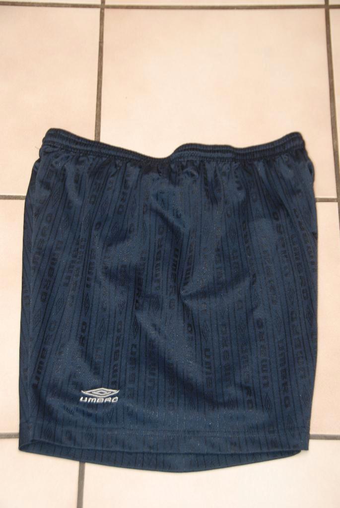 Short de sport "Umbro" bleu marine Taille L comme NEUF!, Vêtements | Hommes, Vêtements de sport, Comme neuf, Football, Taille 52/54 (L)