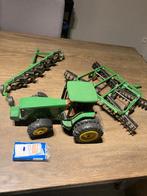 John Deere met ploeg en schijveneg, Ophalen of Verzenden, Gebruikt