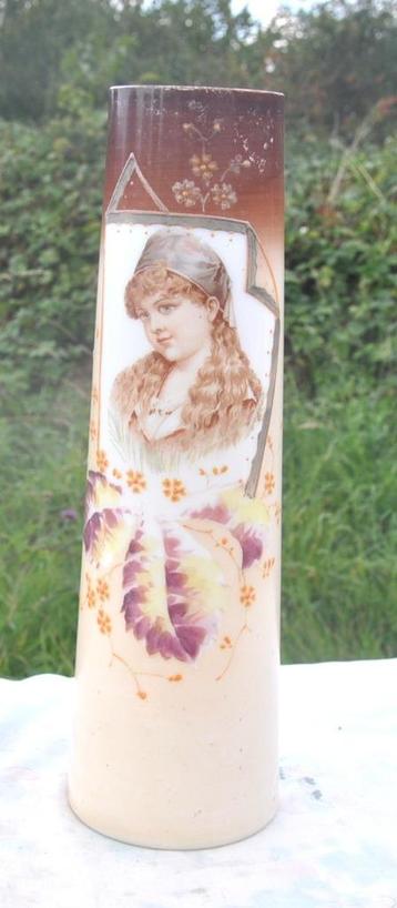 vase opaline décor de fillette  beschikbaar voor biedingen
