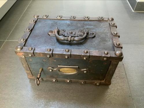 Antieke kluis geldkoffer safe met sleutel, Antiquités & Art, Antiquités | Autres Antiquités, Enlèvement ou Envoi