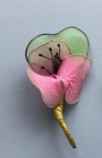 Oude broche bloem stof kleuren groen rose wit, Handtassen en Accessoires, Broches, Overige materialen, Gebruikt, Overige kleuren