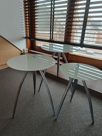 3 bijzettafels in glas op metalen voet beschikbaar voor biedingen