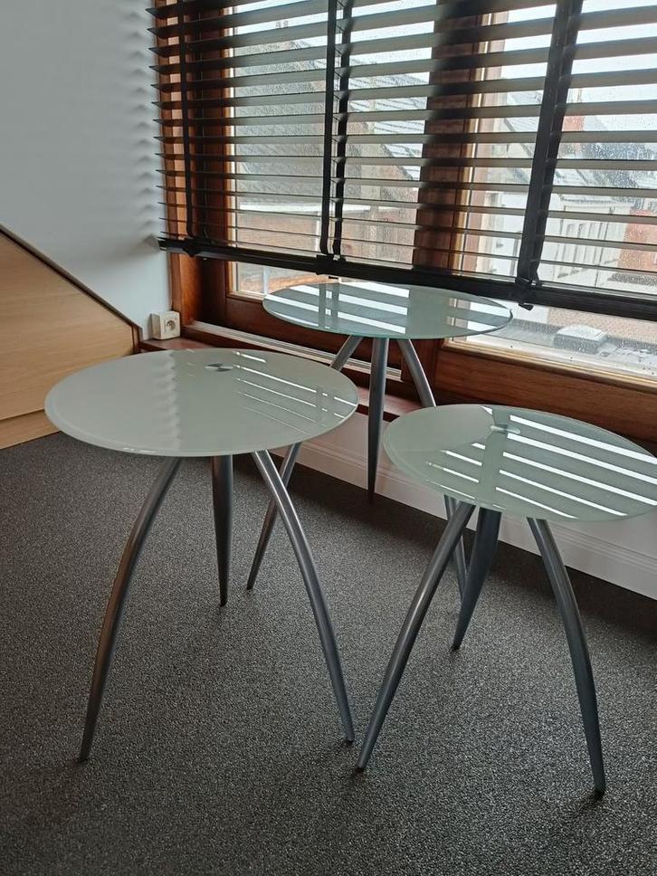 3 bijzettafels in glas op metalen voet, Huis en Inrichting, Tafels | Bijzettafels, Gebruikt, Glas, Ophalen of Verzenden