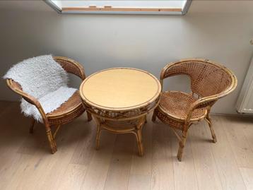 Set van twee rotan stoelen en tafel beschikbaar voor biedingen