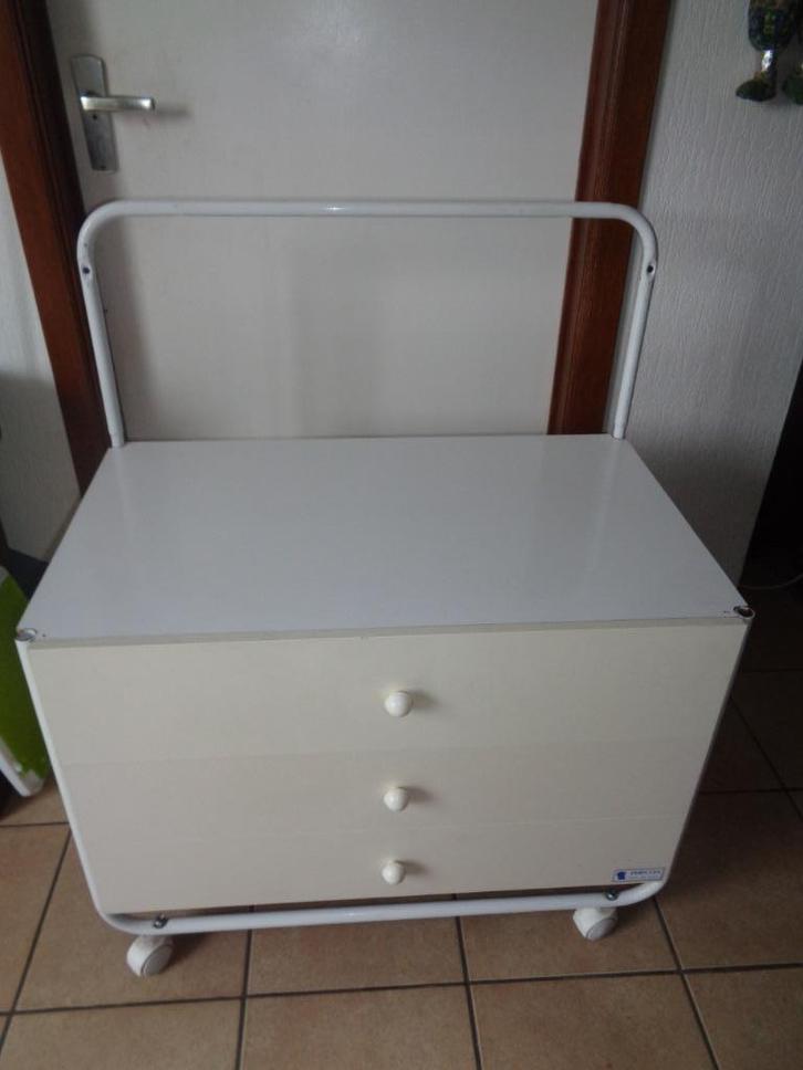 Armoire à couches mobile Pericles avec tringle, Enfants & Bébés, Chambre d'enfant | Meubles Autre, Enlèvement