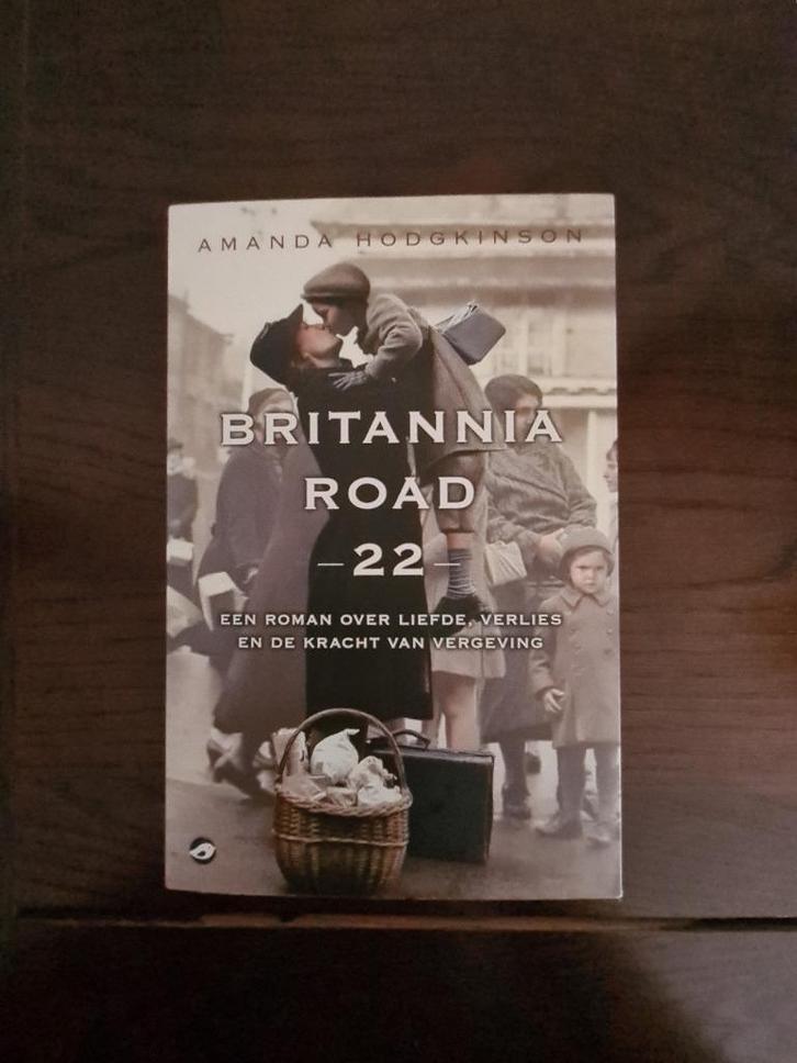 Oorlogsroman Britannia Road 22 - Amanda Hodgkinson, Boeken, Romans, Zo goed als nieuw, Ophalen of Verzenden