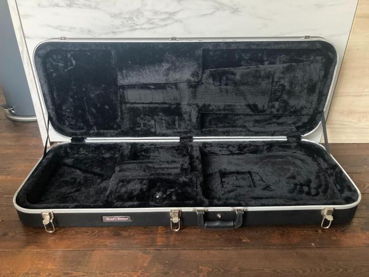 Road Runner Molded Hard Case – Fits Fender Strat/Tele Style, Muziek en Instrumenten, Behuizingen en Koffers, Zo goed als nieuw