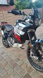 Ducati DesertX nieuwstaat met koffers, Motoren, Motoren | Ducati, Handvatverwarming, 2 cilinders, 940 cc, Motorrijbewijs A