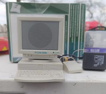 Vintage radio in de vorm van een computer met toetsenbord en beschikbaar voor biedingen