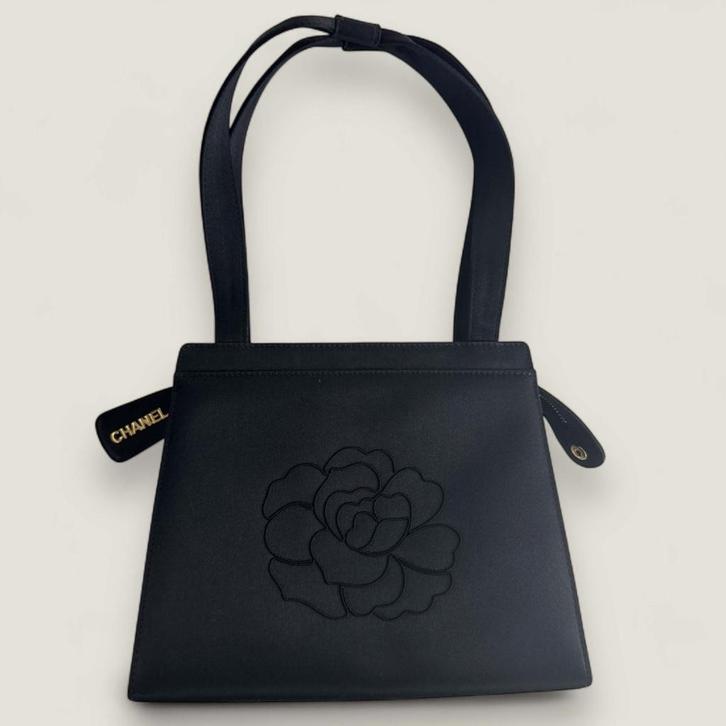 Chanel vintage handtas camellia zwart satijn, Handtassen en Accessoires, Tassen | Damestassen, Zo goed als nieuw, Handtas, Zwart