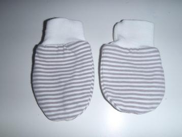 1 paire de moufles bébé naissance beschikbaar voor biedingen