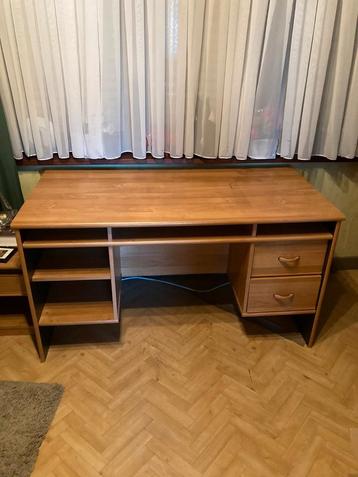 Slaapkamer: bed, bureau, nachtkastje beschikbaar voor biedingen