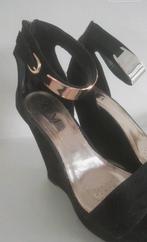 Sexy zwarte sandalen met sleehak en' gouden enkelband, Ophalen of Verzenden, Gedragen