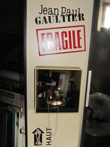 GAULTIER J-P Rare présentoir FRAGILE colonne métal-plastique