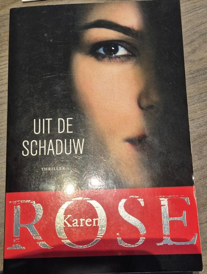 Karen Rose - Uit de schaduw .., Boeken, Thrillers, Zo goed als nieuw, Amerika, Ophalen of Verzenden