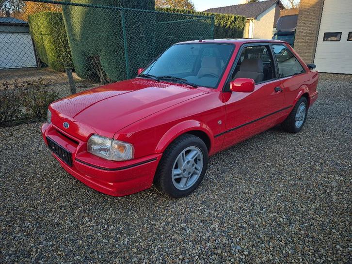 Ford escort xr3i, Auto's, Ford, Particulier, Escort, Elektrische ramen, Benzine, Coupé, 2 deurs, Handgeschakeld, Rood, Grijs, Stof