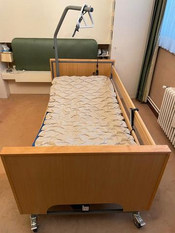 Lit médicalisé + Matelas anti-escarres, Enlèvement, Comme neuf, Bois, Réglable