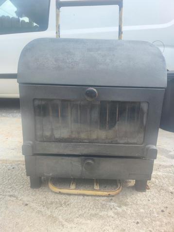 Vrijstaande houtkachel beschikbaar voor biedingen