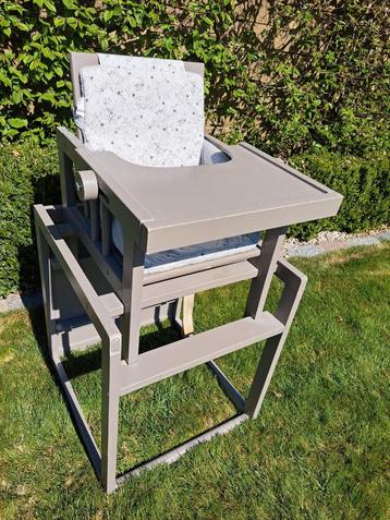 Houten kinderstoel - kindertafel - gratis kussen beschikbaar voor biedingen