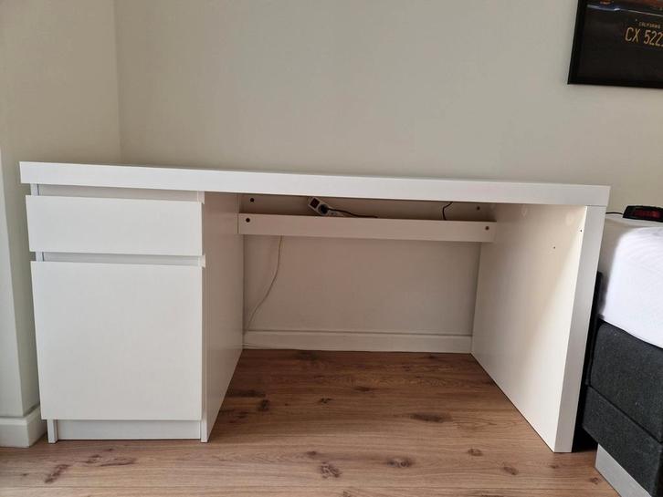 Ikea Malm bureau wit, zo goed als nieuw, Huis en Inrichting, Bureaus, Bureau, Ophalen