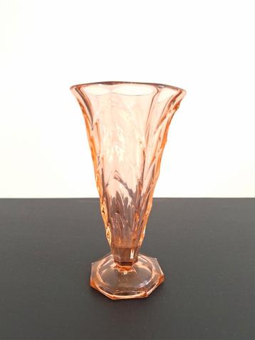 Mooi rosaline Art Deco vaasje beschikbaar voor biedingen
