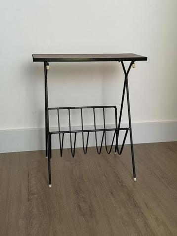 Elegante Mid-century krantenhouder/plantentafeltje beschikbaar voor biedingen