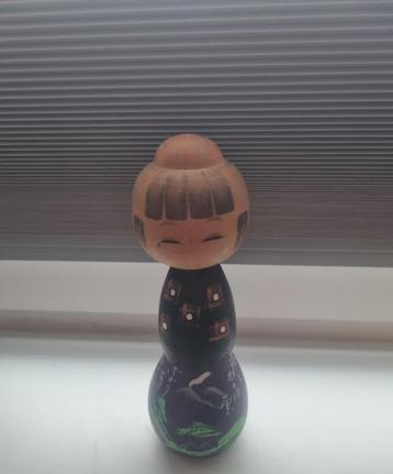 Leuke vrolijke kokeshi beschikbaar voor biedingen