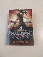 Boek: Broederband 2 De indringers - John Flanagan, Boeken, Gelezen, John Flanagan, Ophalen of Verzenden, Fictie