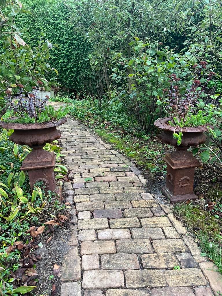 2 gietijzeren tuinvazen h60 barok bloepotten vazen sokkel, Ophalen, Gebruikt