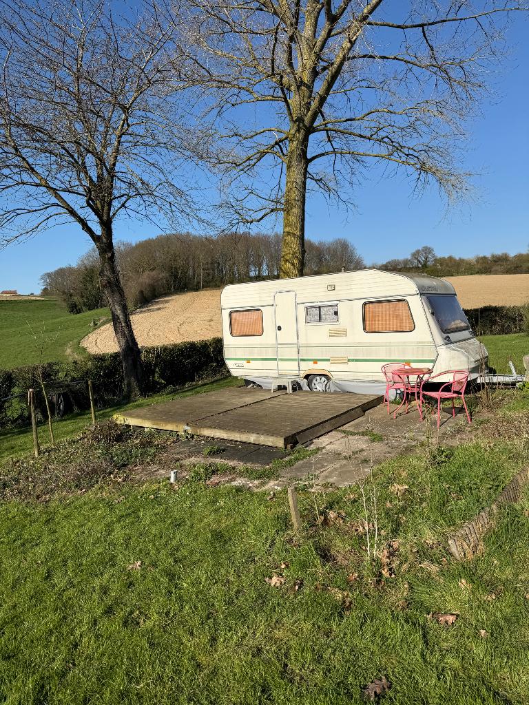 Belle caravane dans un endroit magnifique, Caravanes & Camping, Caravanes, Particulier, jusqu'à 4, 750 - 1000 kg, Banquette en rond
