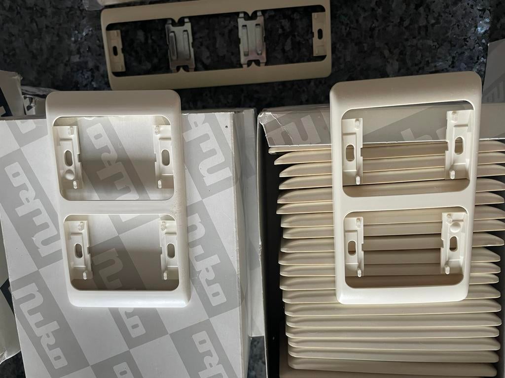 Niko pr20 kaders (wit & crème), Doe-het-zelf en Bouw, Elektriciteit en Kabels, Ophalen of Verzenden, Zo goed als nieuw