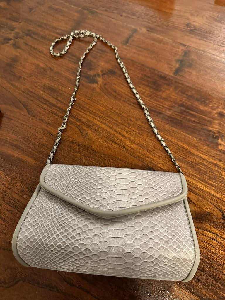 Kleine handtas met zilverkleurig ketting, Ophalen of Verzenden, Gebruikt, Grijs, Avondtasje