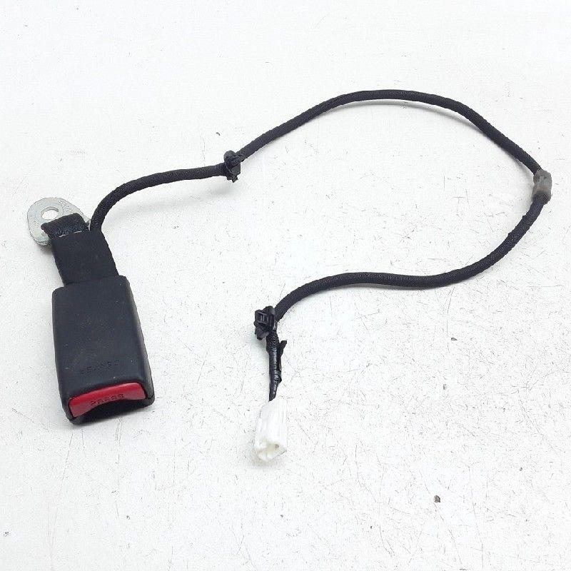 BOUCLE DE CEINTURE CENTRE ARRIÈRE Toyota Prius Plus (ZVW4), Utilisé, Toyota