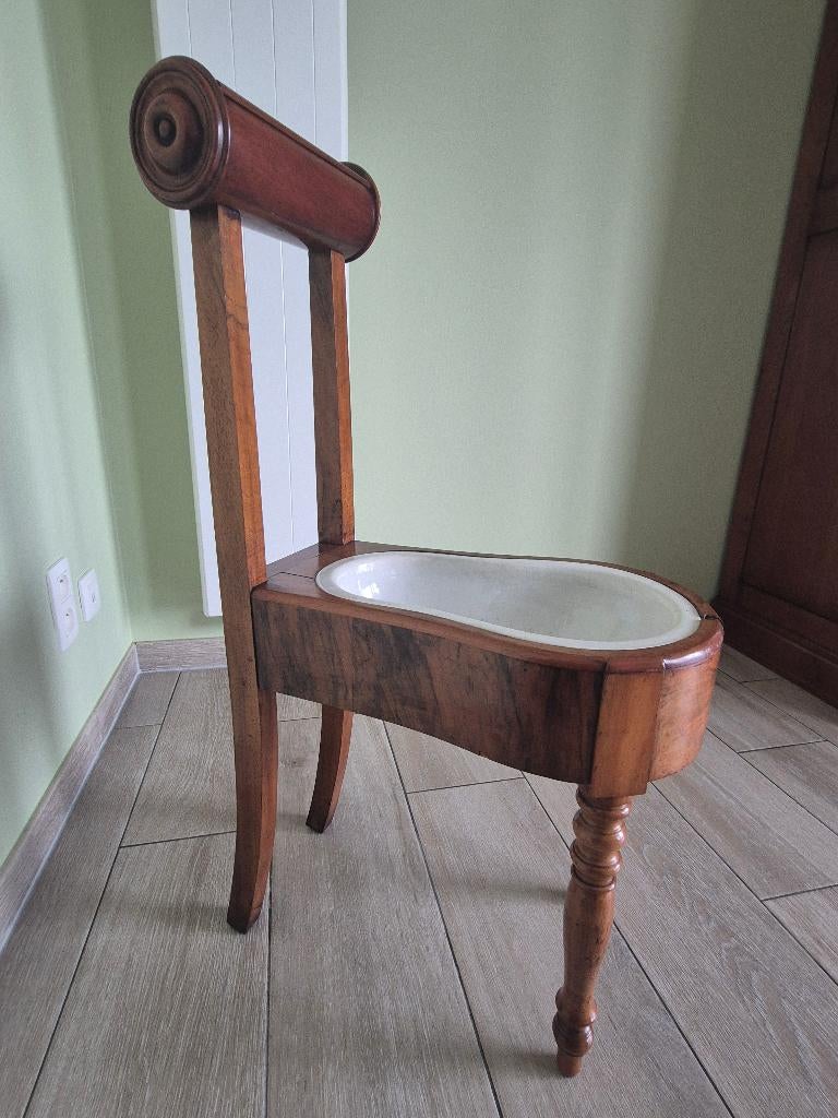 Antieke houten bidetstoel met originele porseleinen bak., Ophalen