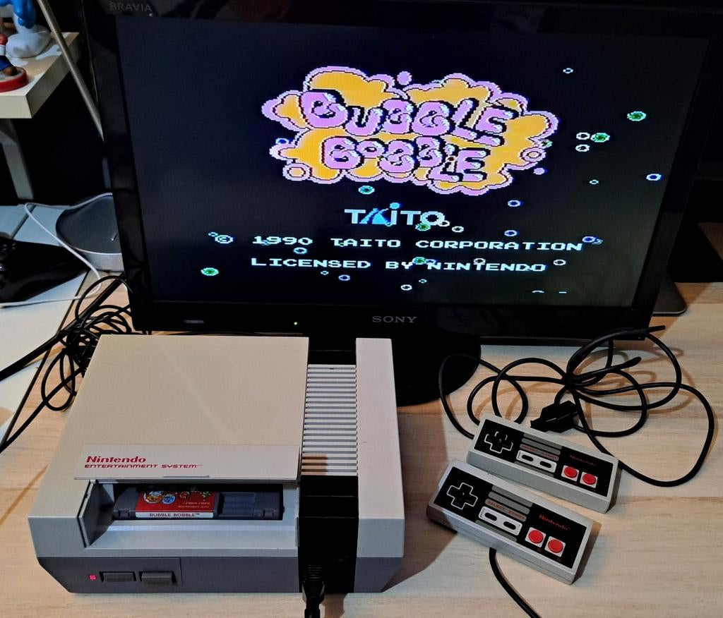 Nintendo-nieuws met controllers en het spel Bubble Bobble, Ophalen of Verzenden, Zo goed als nieuw