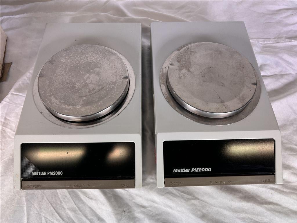 A7345. Twee precisie weegschalen, Medttler Toledo PM 2000, Bricolage & Construction, Balances, Utilisé, Enlèvement ou Envoi