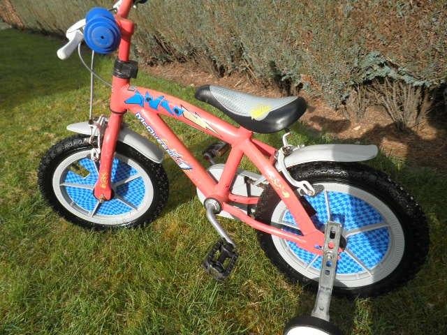 Très beau vélo rouge Disney Cars 14" Lisez tout Svp., Stabilisateurs, Comme neuf, Moins de 16 pouces, Enlèvement