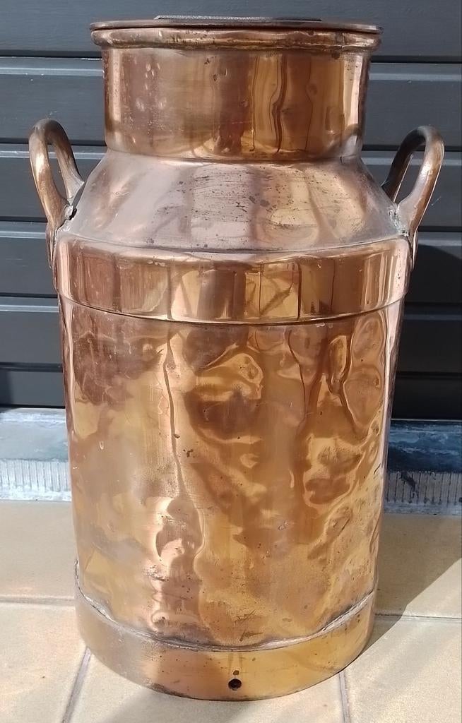 Antieke koperen melkkan., Ophalen